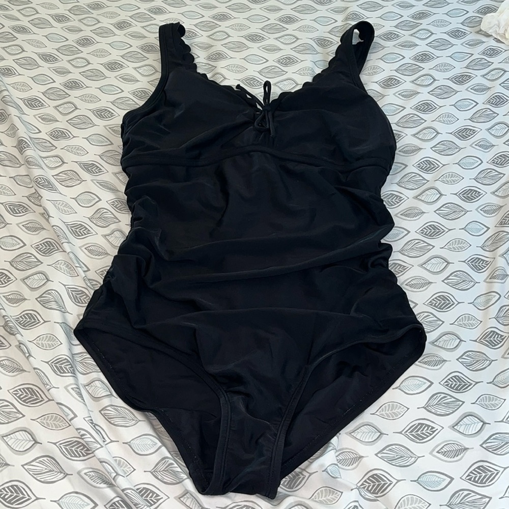 Kona Sol Women's Grommet Scallop Classic One Piece Swimsuit Size Large Black